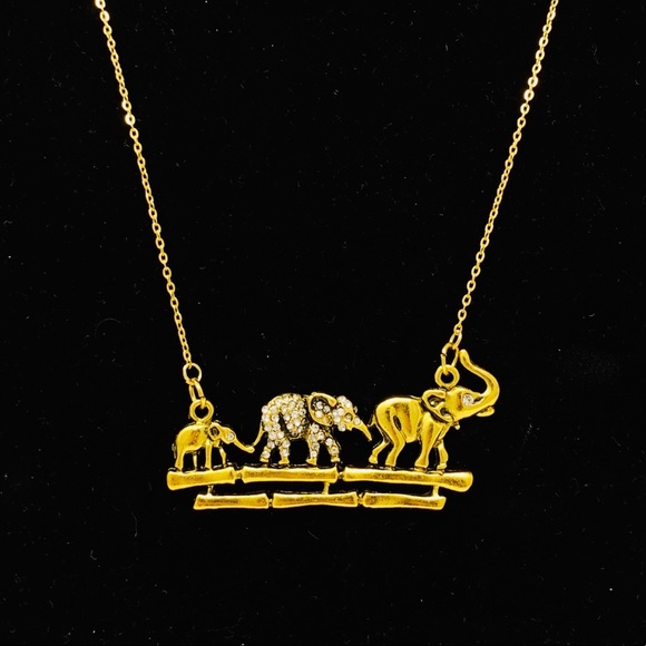 Jewelry - Sweet elephant family goldtone necklace NWOT